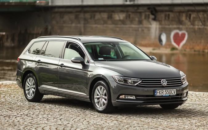 Volkswagen Passat cena 53000 przebieg: 239000, rok produkcji 2016 z Sieniawa małe 704